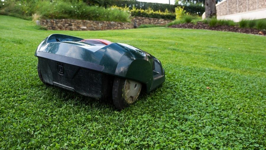 Les tondeuses robotisées offrent de plus en plus de possibilités de commande