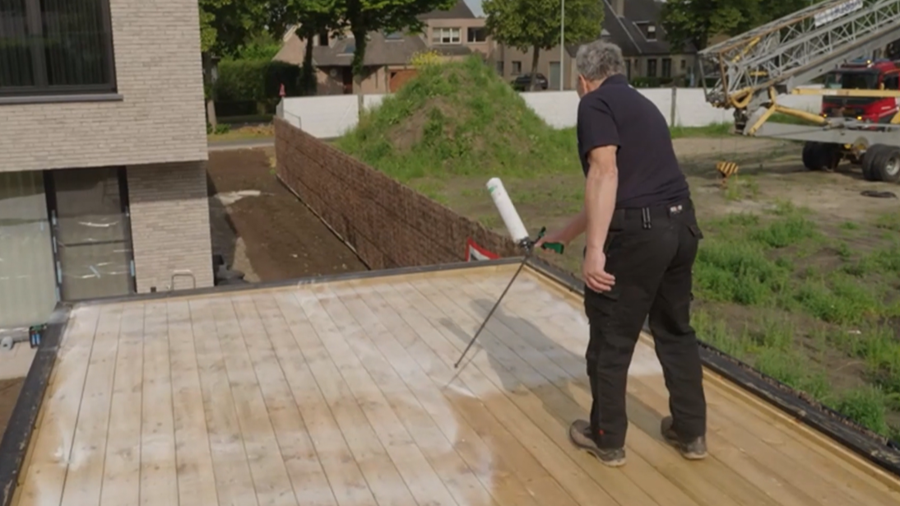 Zo verlijm je een plat dak met een polymeer