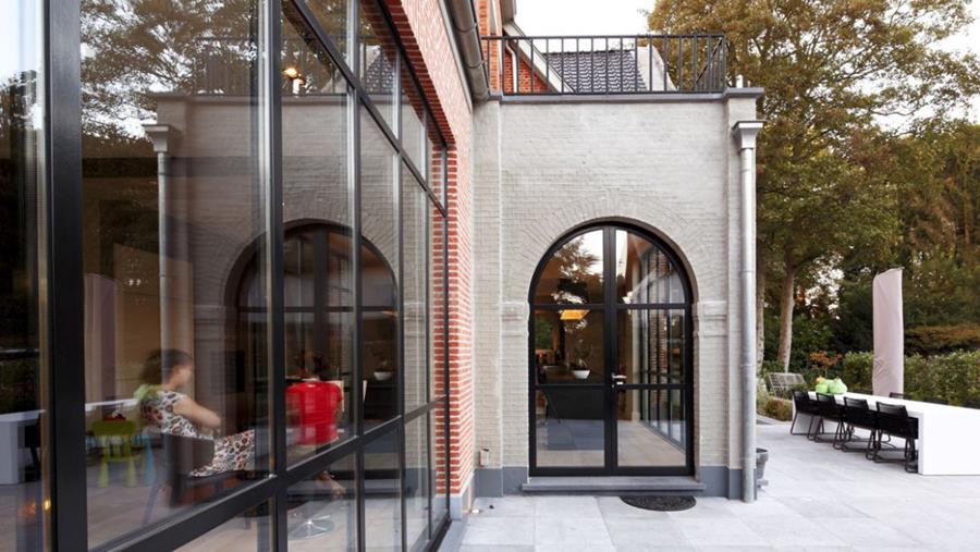 Troeven van stalen schrijnwerk